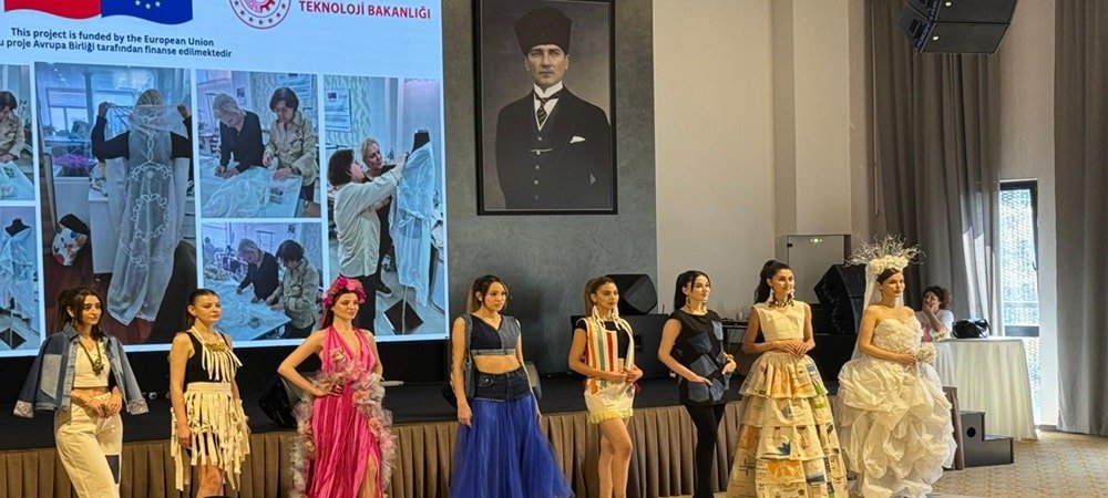 ZEYTİNDALI VE BİKA KOOPERATİFLERİ’ÜRETİMDE SIFIR ATIK’ DEFİLESİ İZLEYENLERİ BÜYÜLEDİ