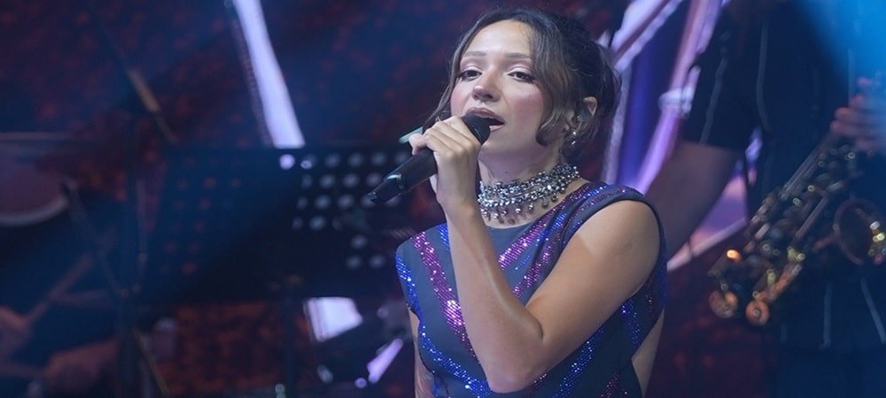 Zeynep Bastık Kıbrıs’ı Büyüledi