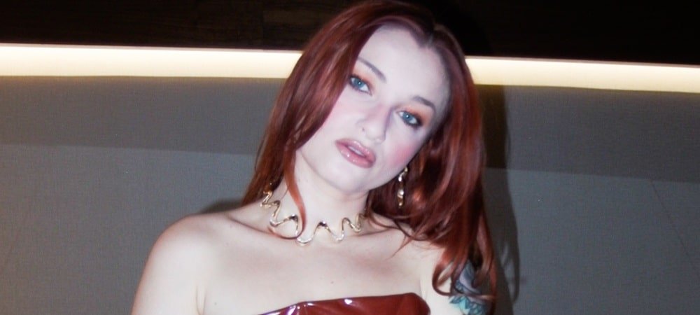 Güliz Ayla yazdı, söyledi ve rol aldı İlk reklam müziği