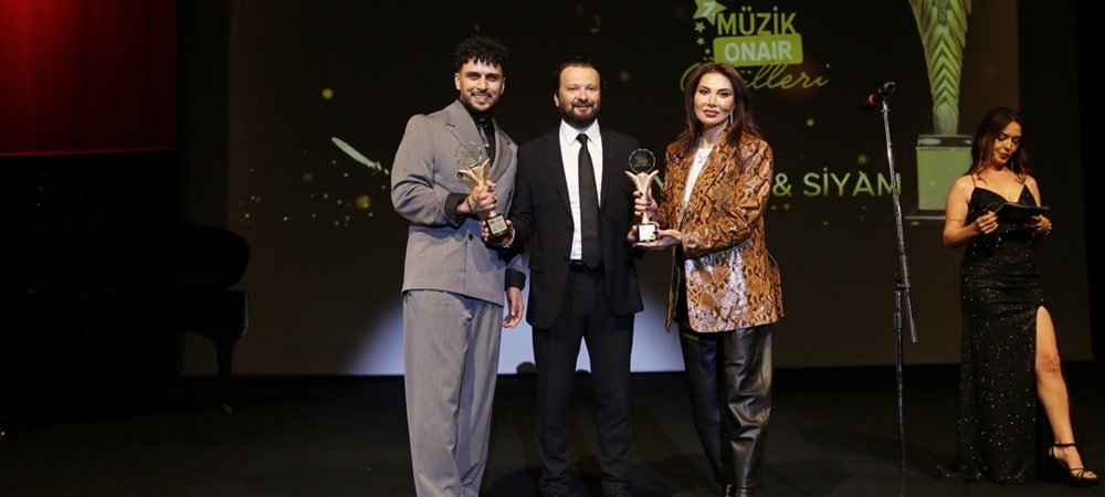 EBRU YAŞAR’A İKİ ÖDÜL BİRDEN