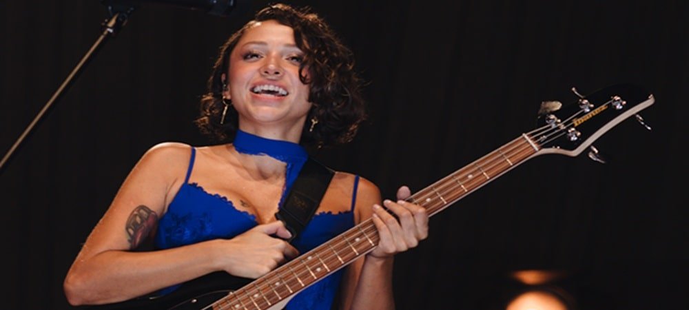 ZEYNEP BASTIK’TAN ROMANTİK AKUSTİK SERİ AÇILIŞI